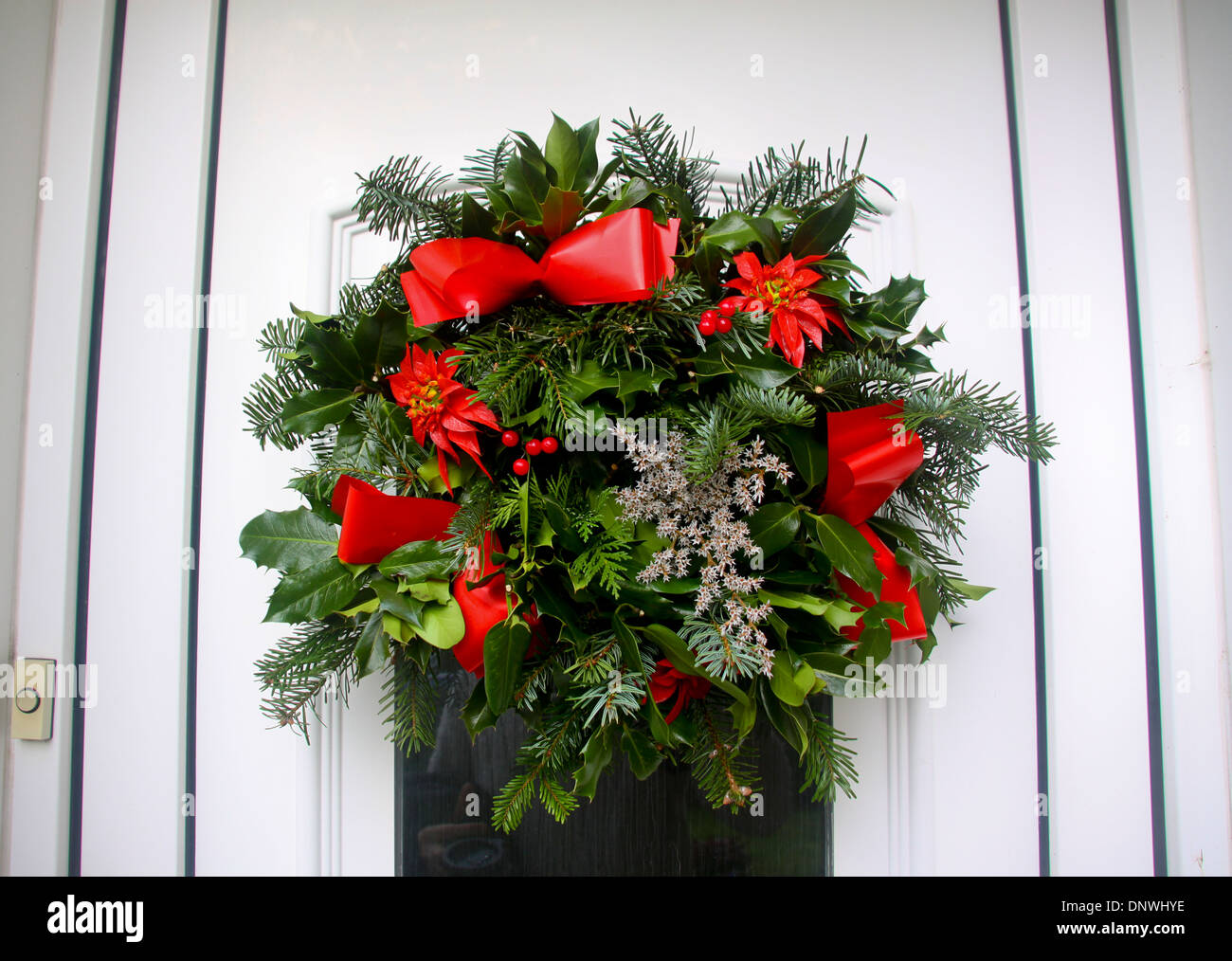 Holly Weihnachtskranz an uPVC Eingangstür Stockfoto