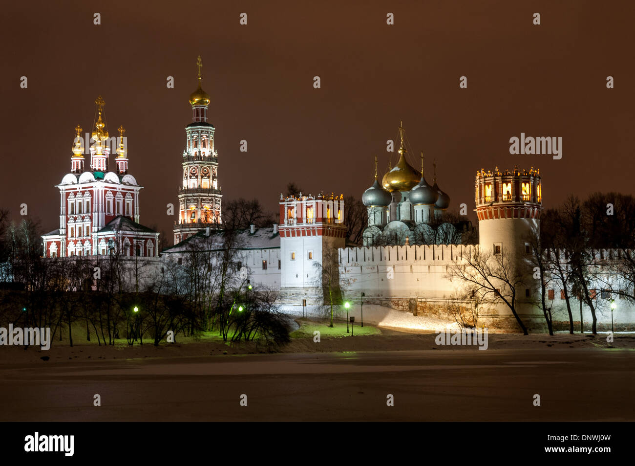 Nowodewitschi-Kloster am Winternacht Stockfoto