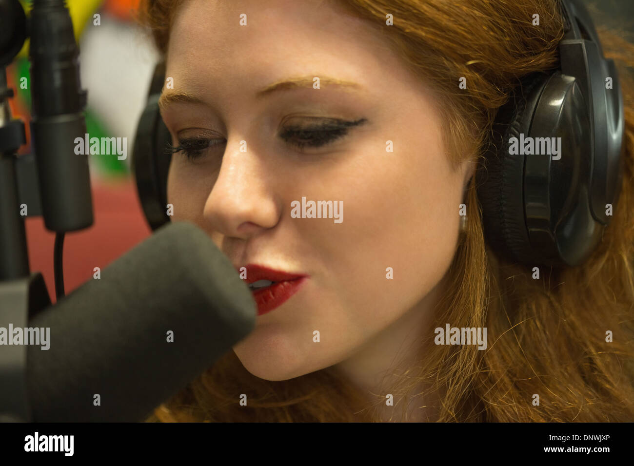 Hübsche Rothaarige Studentin hosting einer Radio-show Stockfoto