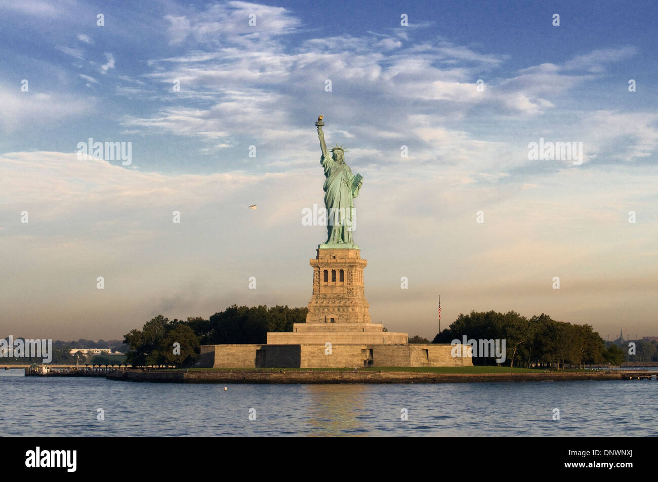 Die Freiheitsstatue Steht Auf Einer Kleinen Insel Mitten Im Hafen