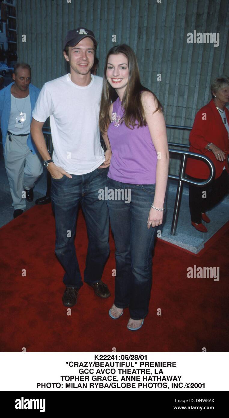 28. Juni 2001 - K22241:06/28/01.'' VERRÜCKT/SCHÖN "PREMIERE. GCC AVCO THEATRE, LOS ANGELES. TOPHER GRACE, ANNE HATHAWAY. MILAN RYBA / 2001 (Kredit-Bild: © Globe Photos/ZUMAPRESS.com) Stockfoto