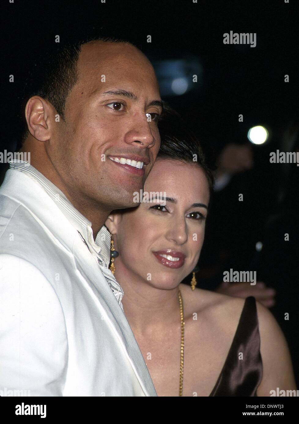 18. April 2002 - Hollywood, CA, USA - K24756EG: SCORPION KING PREMIERE. UNIVERSAL Studios Hollywood, UNIVERSAL Hollywood, CA 04/17/2002.THE ROCK und Frau. ED GELLER / 2002 (Kredit-Bild: © Globe Photos/ZUMAPRESS.com) Stockfoto