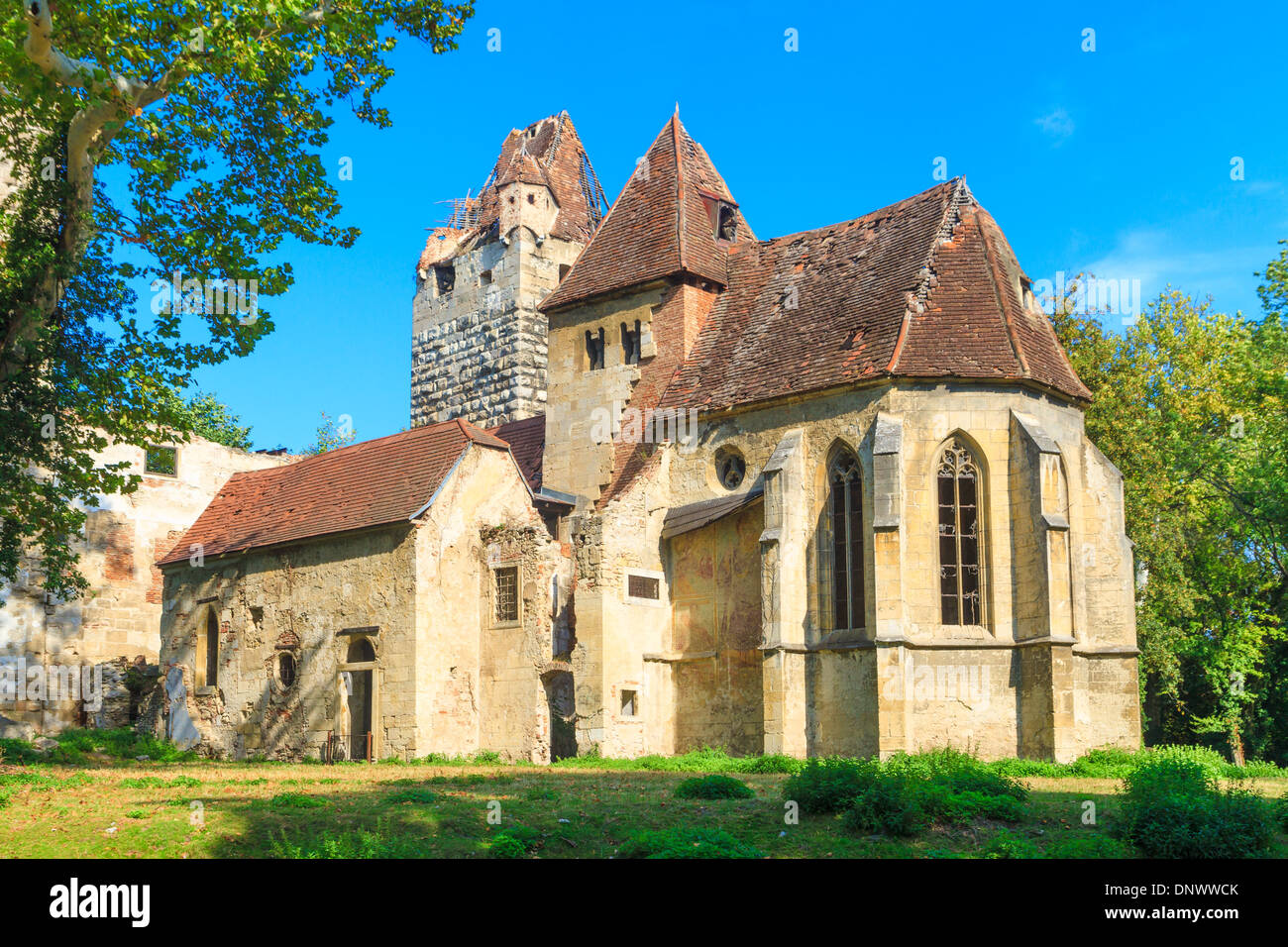 Schloss Pottendorf und gotische Kirchenruine in der Nähe von Eisenstadt, Österreich Stockfoto