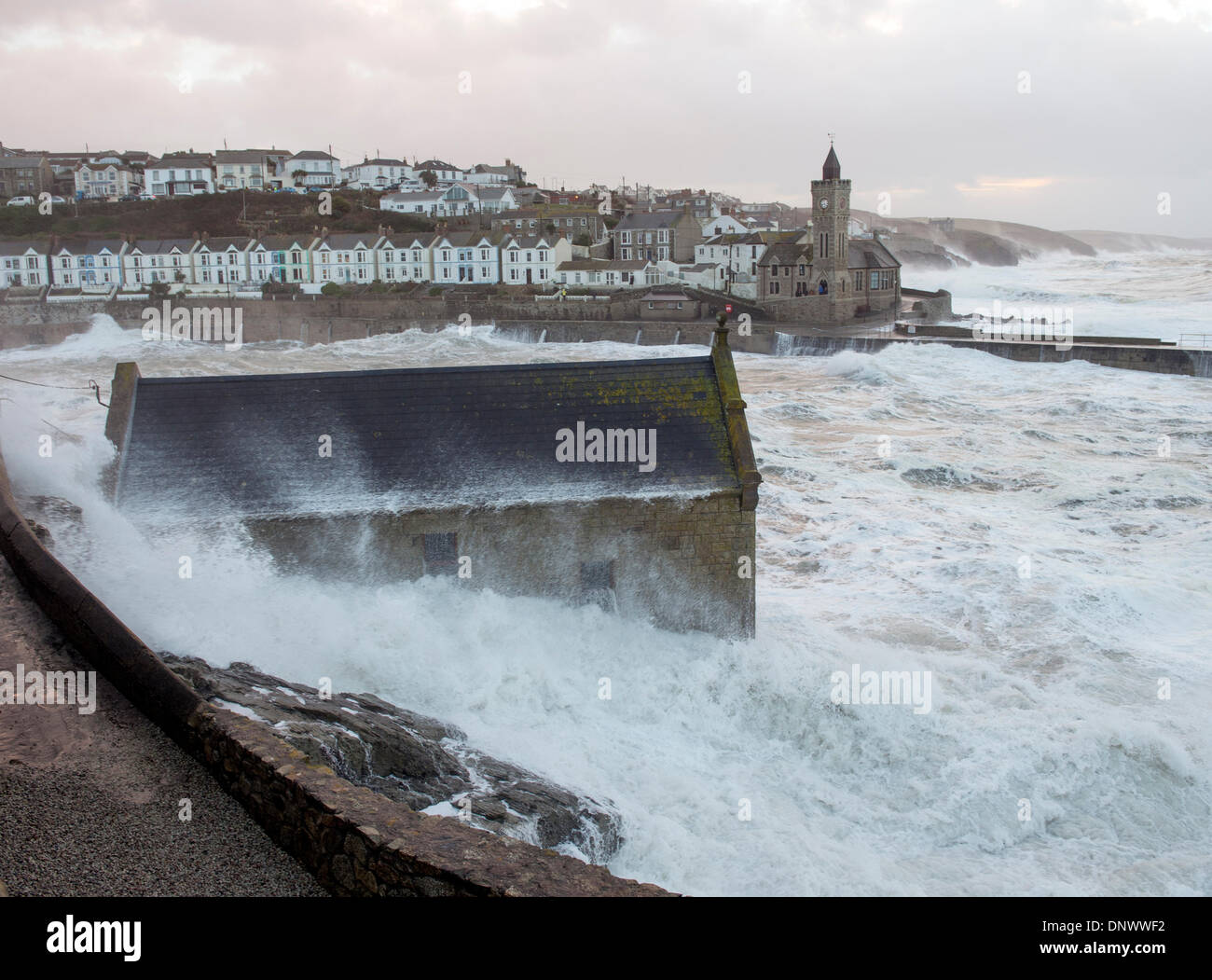 Riesige Wellen und Seegang erzeugt durch Sturm Herkules, smash in Porthleven Hafen, Bob Sharples/Alamy Stockfoto