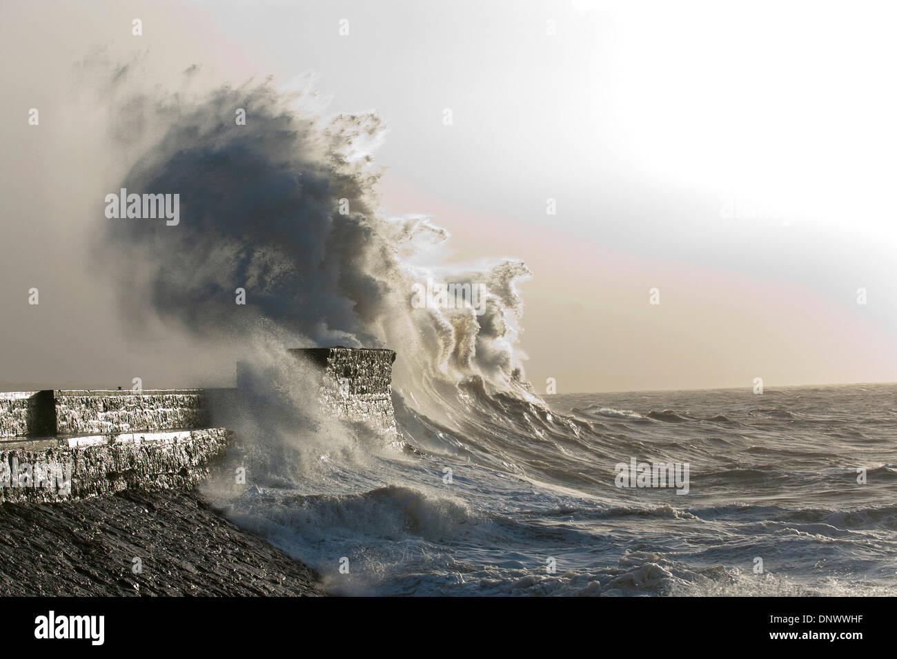 Porthcawl, Bridgend, Wales, UK. 6. Januar 2014. Riesige Wellen gebildet durch die Dünung aus noch eine Sturmflut - verursacht durch ein extremer Unterdruck-System im Nordwesten von Schottland UK - hit die South Wales Küste heute Morgen. Bildnachweis: Graham M. Lawrence/Alamy Live-Nachrichten. Stockfoto