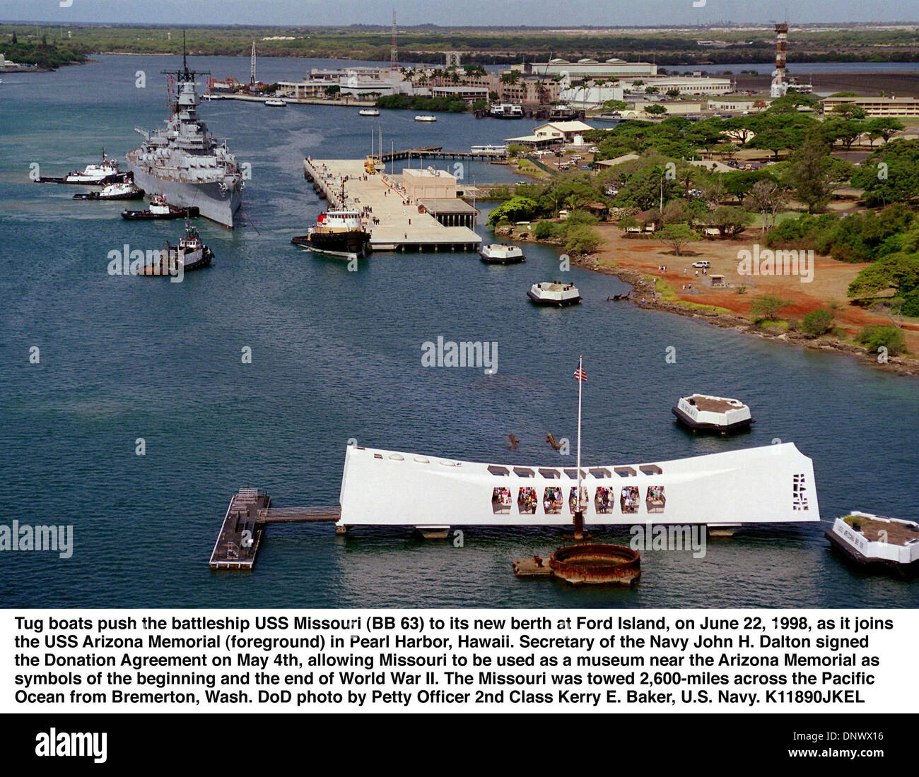 21. Juni 1998 - Pearl Harbor, Hawaii - 980622-N-7749B-001... Ziehen Sie Boote schieben das Schlachtschiff USS Missouri (BB-63), ihren neuen Liegeplatz auf Ford Island, am 22. Juni 1998, wie es die USS Arizona Memorial in Pearl Harbor, Hawaii (Vordergrund) verbindet.  Secretary Of The Navy John H. Dalton unterzeichnet die Spende am 4. Mai, so dass Missouri als Museum in der Nähe von Arizona Memorial verwendet werden ein Stockfoto