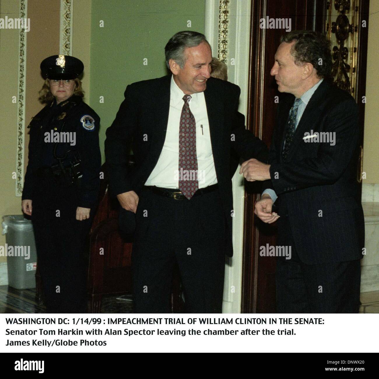 14. Januar 1999 - WASHINGTON DC: 01/14/99.IMPEACHMENT Studie von WILLIAM CLINTON im Senat... Senator Tom Harkin mit Alan Spector verlassen die Kammer nach der Verhandlung... James Kelly / 1999 (Kredit-Bild: © Globe Photos/ZUMAPRESS.com) Stockfoto