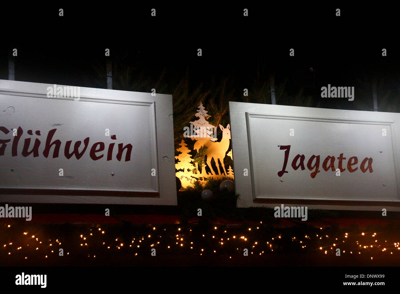 Zeichen und Dekoration auf Edinburghs deutschen Weihnachtsmarkt Stockfoto