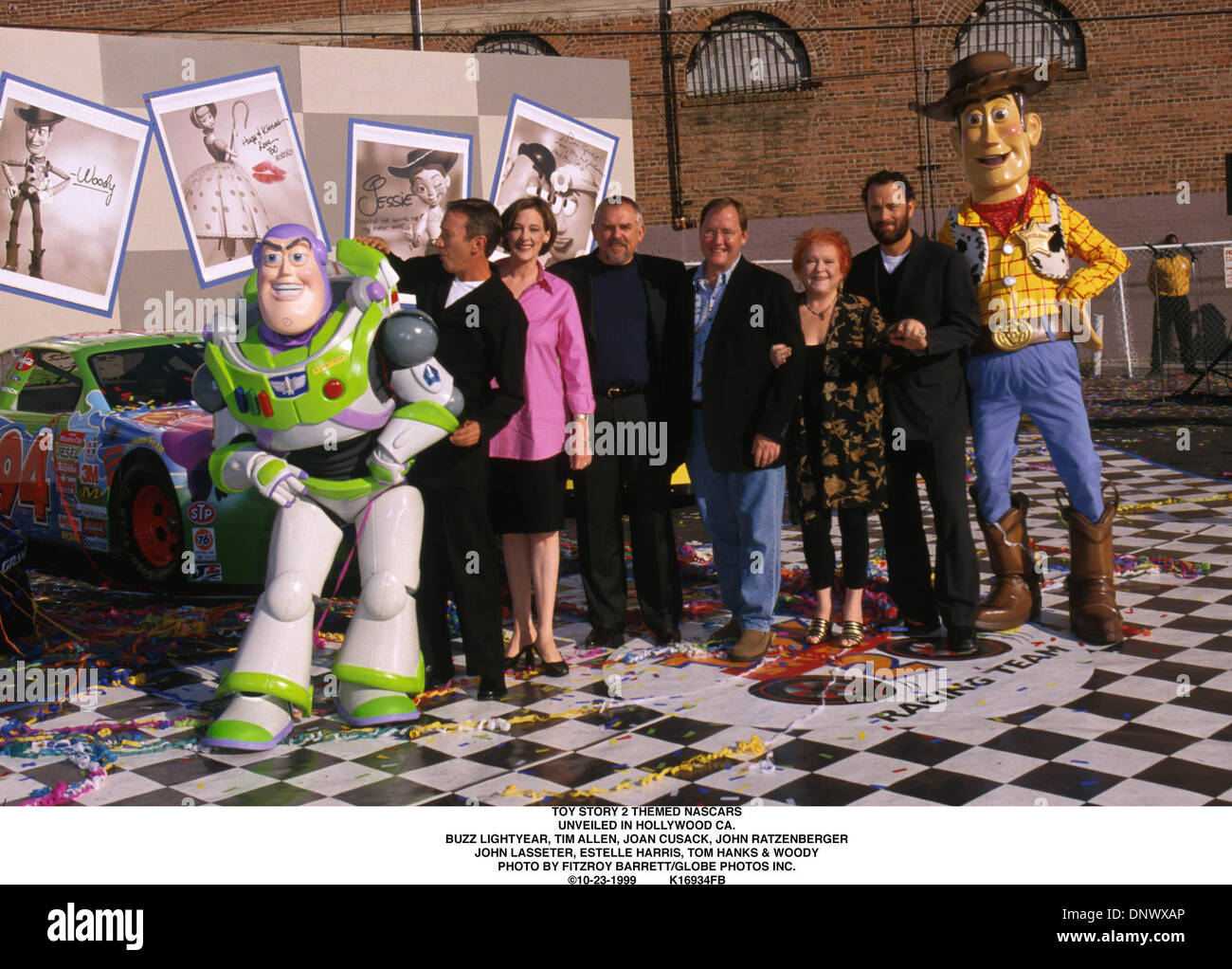 23. Oktober 1999 - TOY STORY 2 thematische NASCARS. VORGESTELLT IN HOLLYWOOD CA... BUZZ LIGHTYEAR, TIM ALLEN, JOAN CUSACK, JOHN RATZENBERGER. JOHN LASSETER, ESTELLE HARRIS, TOM HANKS & WOODY. FITZROY BARRETT / 23.10.1999 K16934FB (Kredit-Bild: © Globe Photos/ZUMAPRESS.com) Stockfoto