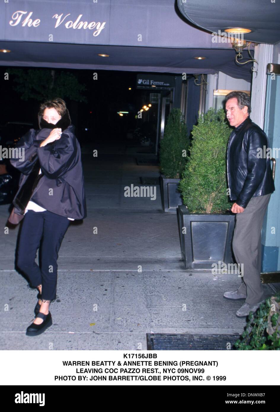 9. November 1999 - K17156JBB. WARREN BEATTY & ANNETTE BENING (SCHWANGER). VERLASSEN COC PAZZO REST., NYC 9. NOVEMBER 99. JOHN BARRETT / 1999. (Kredit-Bild: © Globe Photos/ZUMAPRESS.com) Stockfoto