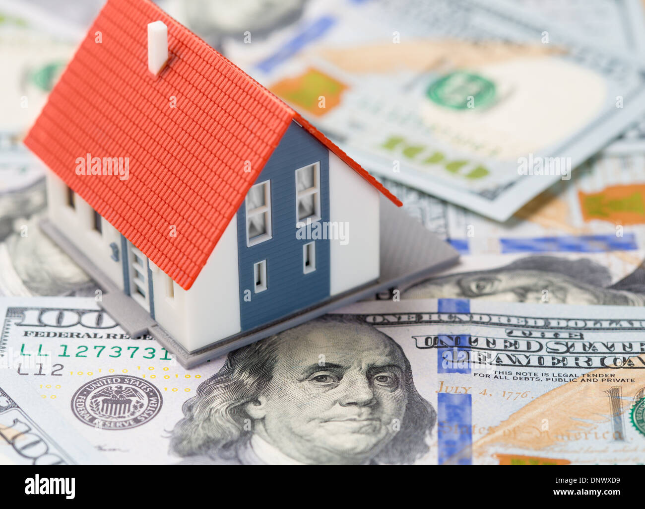 Kleines Haus in US-Dollar-Banknoten. Hypothek-Konzept. Stockfoto