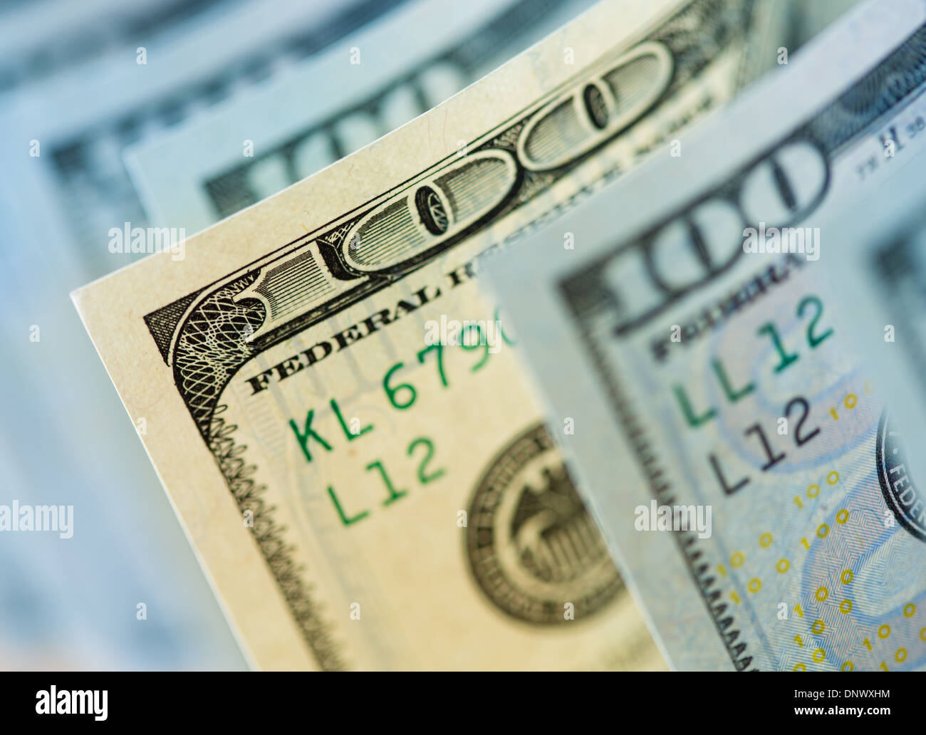 Eine alte geben hundert-Dollar-Banknote unter neue Stockfoto