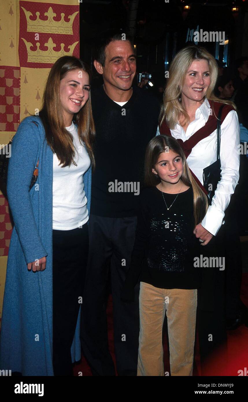 19. November 2001 - K23384TR: 11/14/01.THE "HARRY POTTER und der Stein der Weisen" Filmpremiere MANNS VILLAGE Theatre IN WESTWOOD, Kalifornien... TONY DANZA & FAMILIE. TOM RODRIGUEZ / 2001 (Kredit-Bild: © Globe Photos/ZUMAPRESS.com) Stockfoto