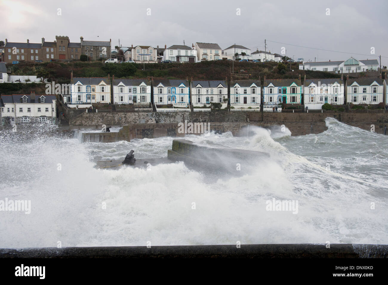 Riesige Wellen und Seegang erzeugt durch Sturm Herkules, smash in Porthleven Hafen, Bob Sharples/Alamy Stockfoto