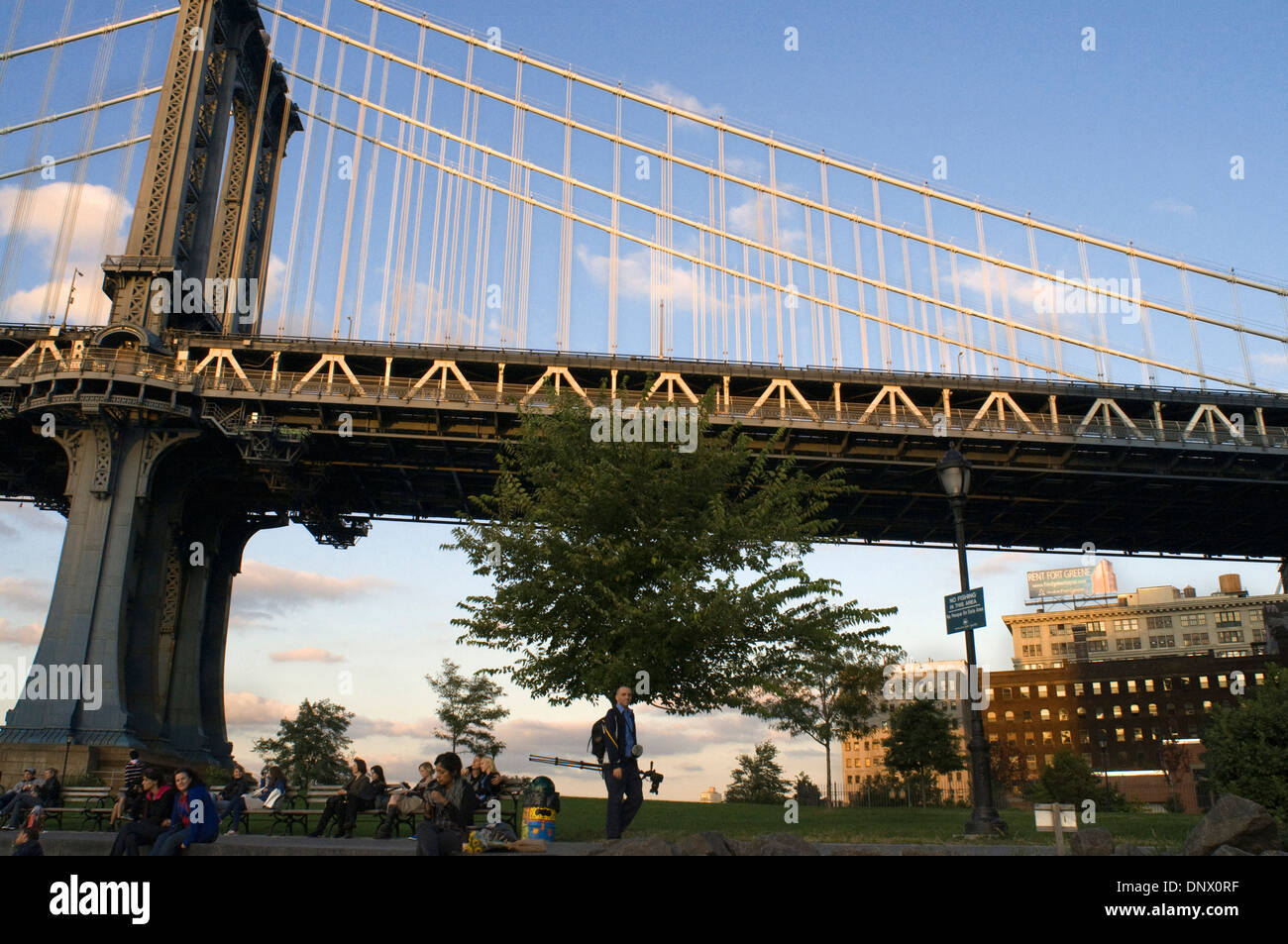 Ein Fotograf unter der Manhattan Bridge Brücke. Diese Brücke hat immer im Schatten seines berühmten Bruders lebte. Stockfoto