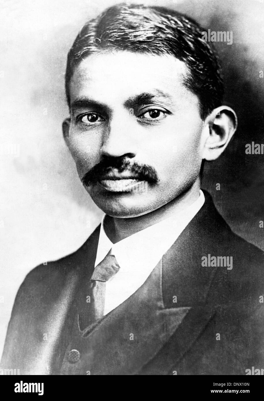 17. August 1910 - De Aar, Südafrika - religiöser Führer MAHATMA GANDHI (1869-1948) als junger Mann kurz nach seiner Rückkehr aus Südafrika.  (Kredit-Bild: © KEYSTONE Bilder USA/ZUMAPRESS.com) Stockfoto