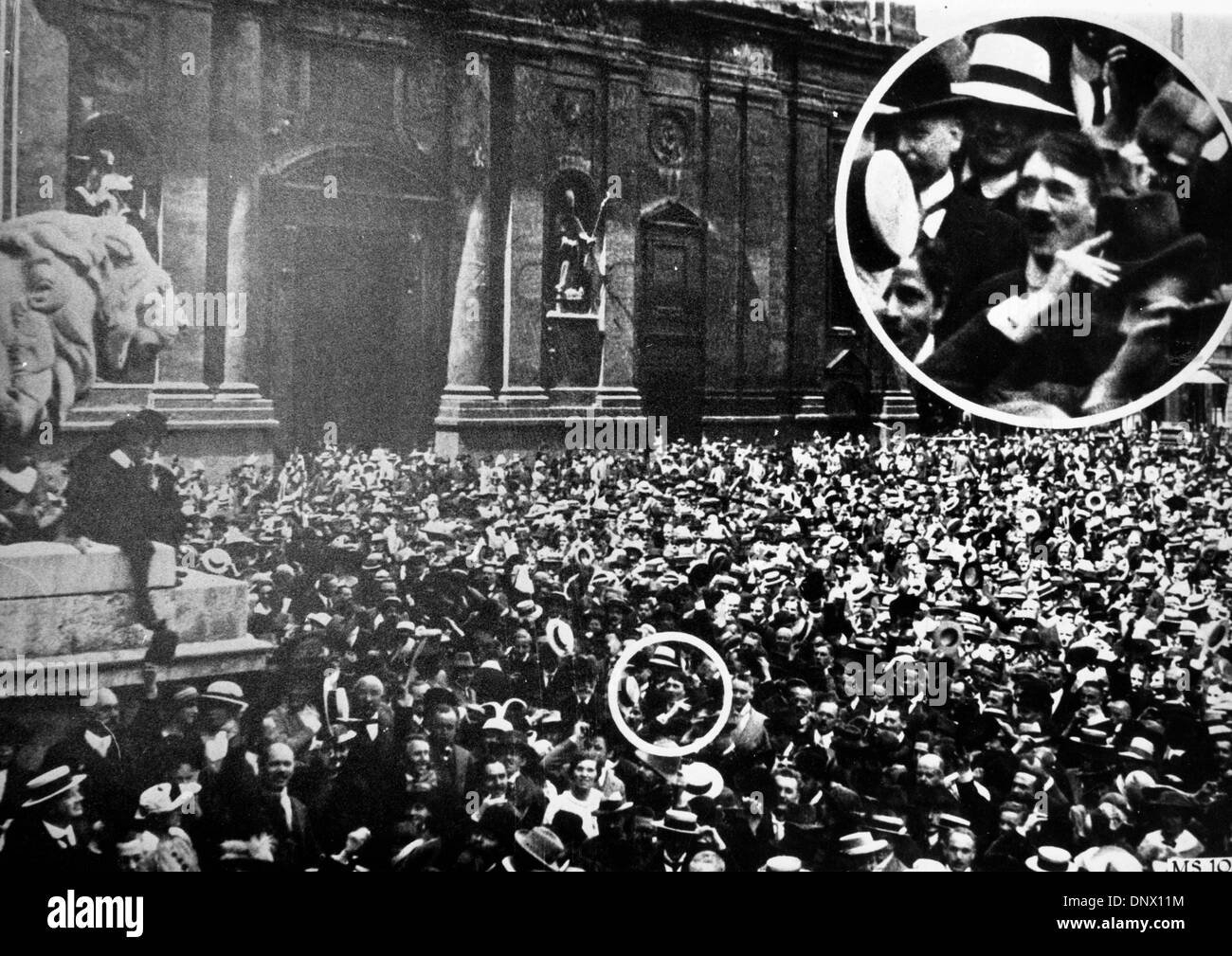 1. August 1914 - München, Deutschland - NS-Führer ADOLF HITLER in der Mitte der Masse in München bei Ausbruch des ersten Weltkriegs im Jahr 1914. Foto von Max Hoffman, später Hitlers offizieller Fotograf zu werden. (Kredit-Bild: © KEYSTONE Pictures/ZUMAPRESS.com) Stockfoto