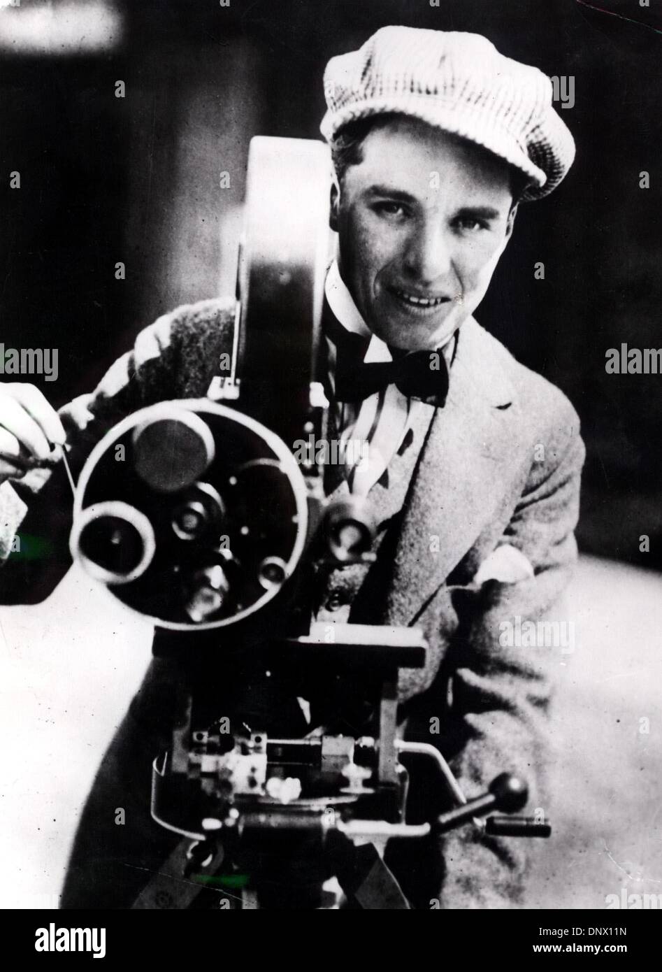 1. Januar 1915 - London, England, U.K - junge CHARLIE CHAPLIN (16. April 1889 - 25. Dezember 1977) mit einer Filmkamera. Chaplin war ein komischer Schauspieler und Regisseur am meisten bekannt für seine Arbeit in der Stummfilm-Ära. (Kredit-Bild: © KEYSTONE Pictures/ZUMAPRESS.com) Stockfoto