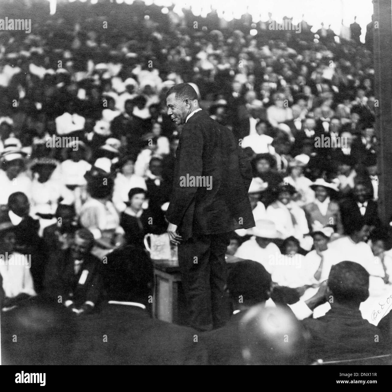 12. April 1915 - New Orleans, LA, USA - magnetische Führer BOOKER T. WASHINGTON 1895 vorgeschlagene soziale Trennung der Rassen in Rede die Uneinigkeit unter seinen eigenen Leuten begeistert und wurde bekannt als "The Atlanta Kompromiss." Das Bild zeigt ihn bei einer Rede in New Orleans im Jahre 1915. (Kredit-Bild: © KEYSTONE Pictures/ZUMAPRESS.com) Stockfoto