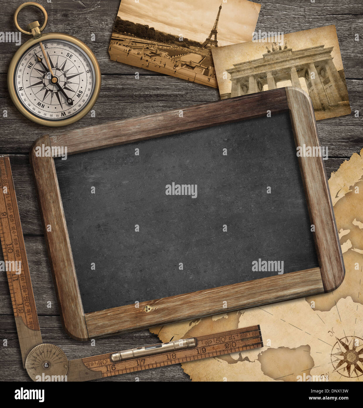 Abenteuer nautischen Hintergrund mit Vintage Schatzkarte, Blackboard und Kompass Stockfoto