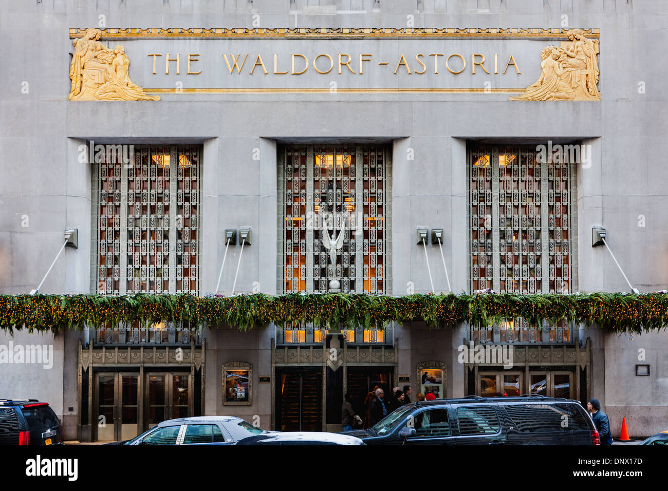 Hotel Waldorf-Astoria-Eintrag hat Art-deco-Motiven, New York City. Stockfoto