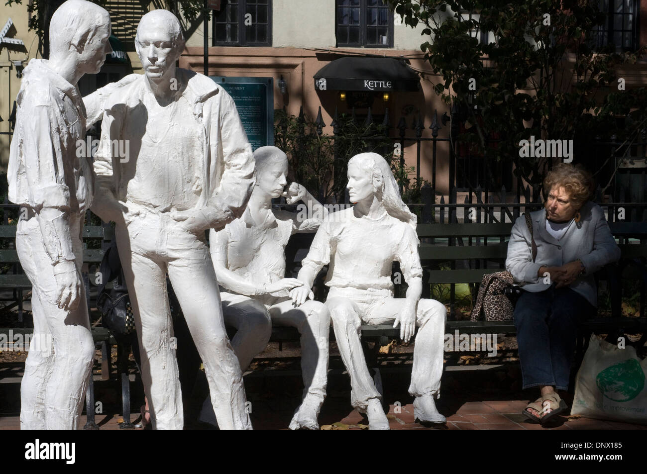 Weiße Statuen im Quadrat von Christopher Park im Greenwich Village. St. Christopher Sheridan Square u-Bahnstation des gleichen Stockfoto