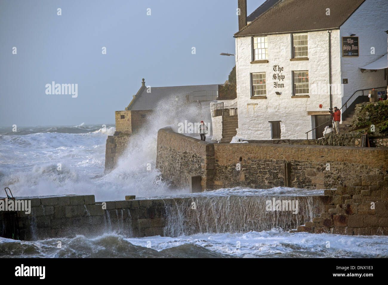 Riesige Wellen und Seegang erzeugt durch Sturm Herkules, smash in Porthleven Hafen, Bob Sharples/Alamy Stockfoto