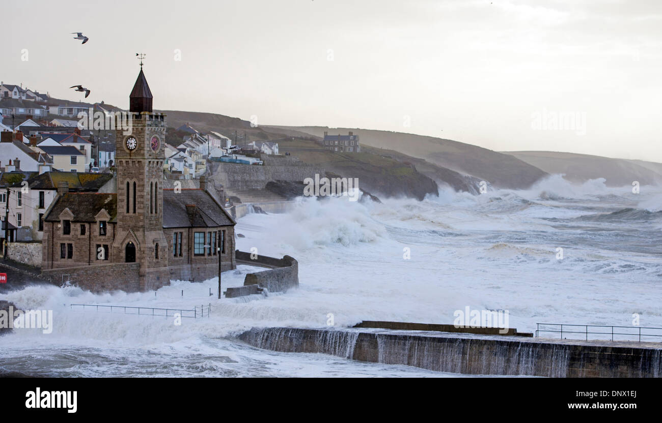 Riesige Wellen und Seegang erzeugt durch Sturm Herkules, smash in Porthleven Hafen, Bob Sharples/Alamy Stockfoto