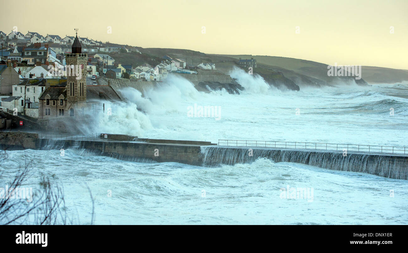 Riesige Wellen und Seegang erzeugt durch Sturm Herkules, smash in Porthleven Hafen, Bob Sharples/Alamy Stockfoto