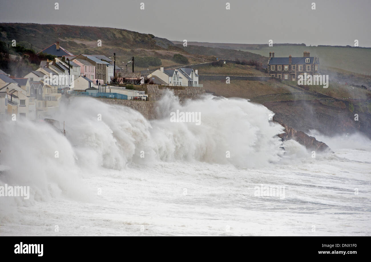 Riesige Wellen und Seegang erzeugt durch Sturm Herkules, smash in der Küste Cornwalls am Hafendamm Stockfoto