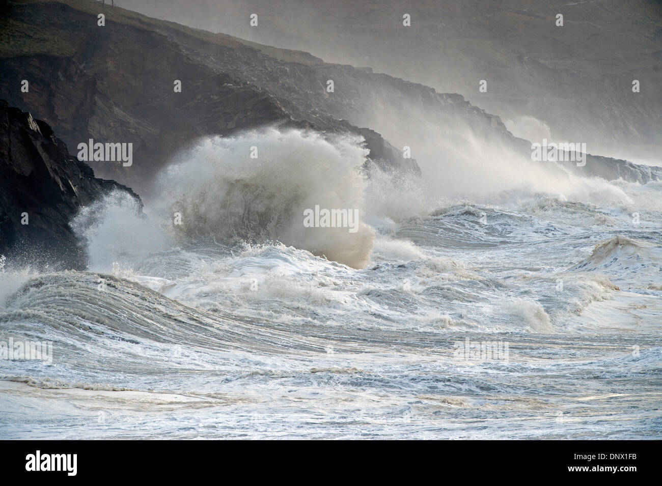 Riesige Wellen und Seegang erzeugt durch Sturm Herkules, smash in der Küste Cornwalls am Hafendamm Stockfoto