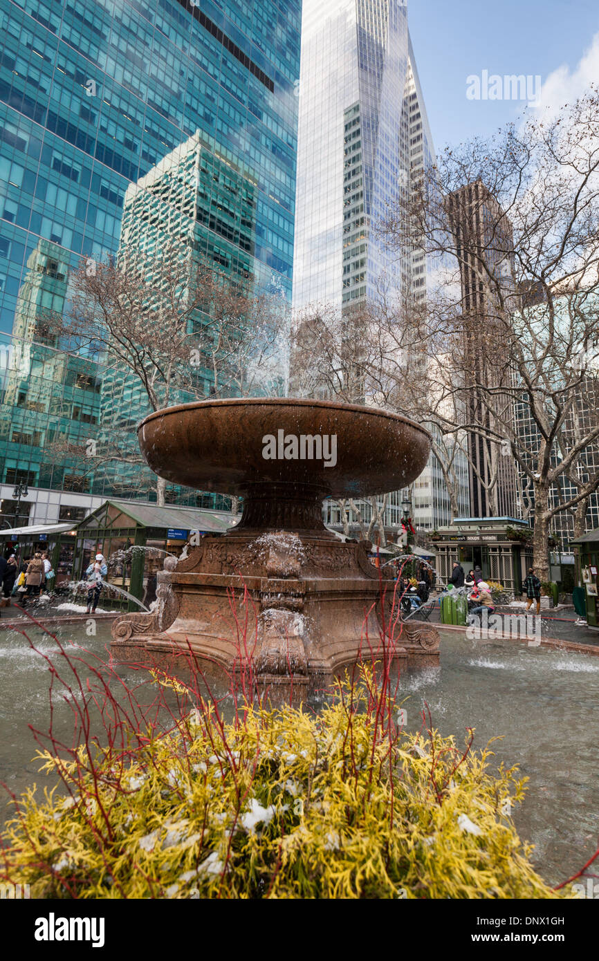 Die Josephine Shaw Lowell Brunnen, Bryant Park, war das erste Denkmal für eine Frau in New York City. Stockfoto