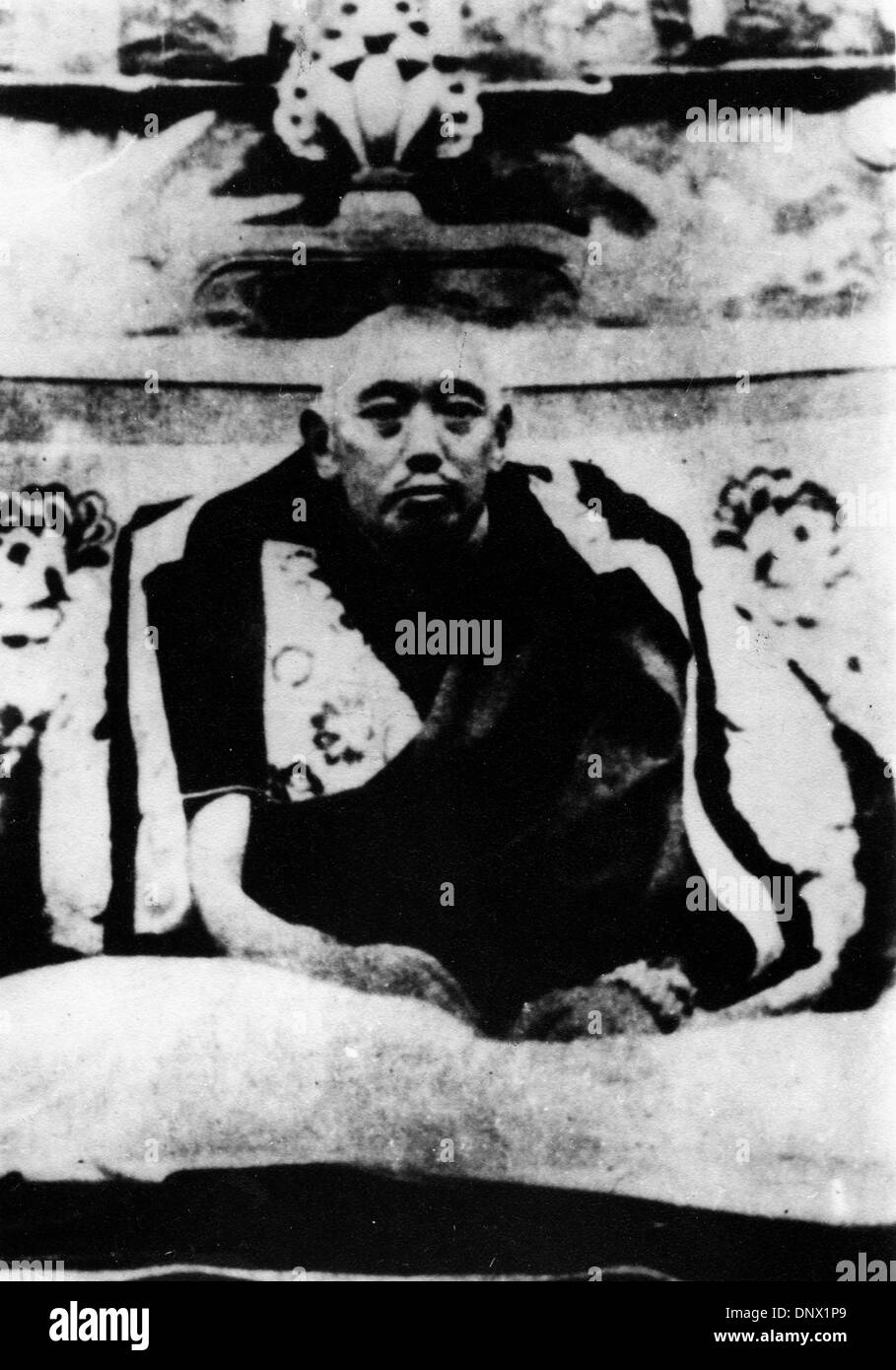 3. November 1930 - Tibet, China - tibetischen politischen Führer THUBTEN GYATSO, der 13. DALAI LAMA (12. Februar 1876 - 17. Dezember 1933) auf seinem Thron sitzt. (Kredit-Bild: © KEYSTONE Bilder USA/ZUMAPRESS.com) Stockfoto