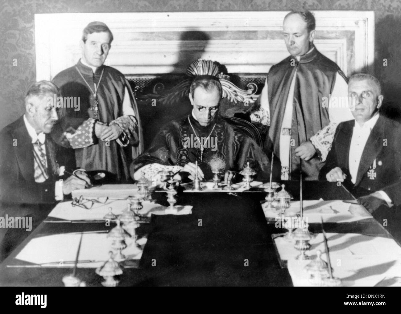 20. Juli 1933 - Vatikanstadt, Italien - Unterzeichnung des Reichskonkordats, die das Verhältnis zwischen der katholischen Kirche und das Dritte Reich am 20. Juli 1933 organisiert. (L-R) Deutschen Vizekanzler FRANZ VON PAPEN, Kardinal GIUSEPPE PIZZARDO, Kardinal Sekretär EUGENIO MARIA GUISEPPE GIOVANNI PACELLI, Kardinal ALFREDO OTTAVIANI und deutscher Botschafter zum Vatican, Dr. RUDOLF BUTTMA Stockfoto