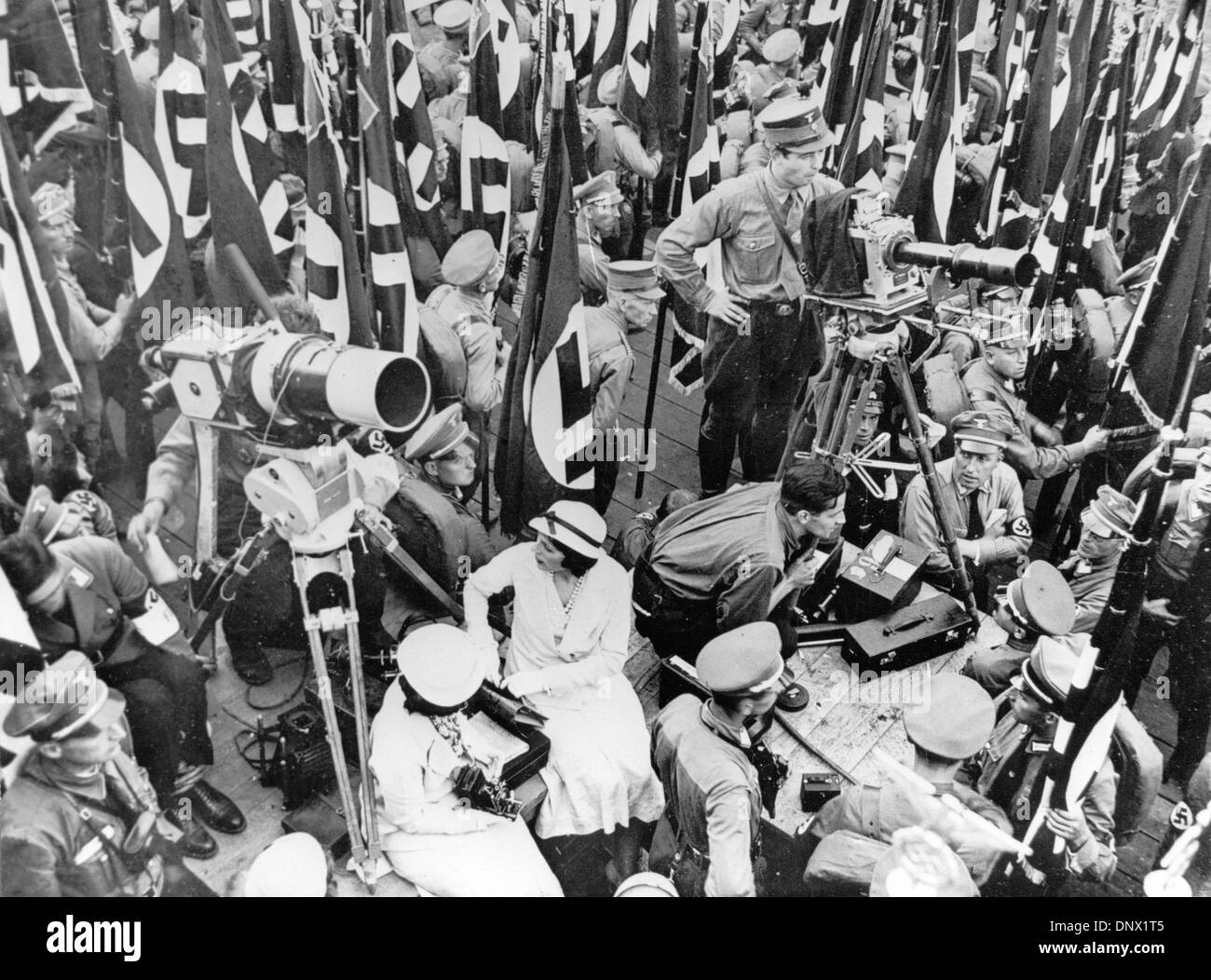 1. Januar 1934 - Nürnberg - umstrittene Filmemacherin LENI RIEFENSTAHL (Mitte, in einem weißen Kleid) im Bild während der Aufnahme die Nazi-Propaganda film Triumph des Willens, eine Dokumentation, die Hitler zu verherrlichen und weithin als eines der effektivsten Stücke von Propaganda, die jemals produziert wurden. Sie wurde ein Liebling des deutschen Diktators Adolf Hitler in den 1930er Jahren Filme für seine f Stockfoto