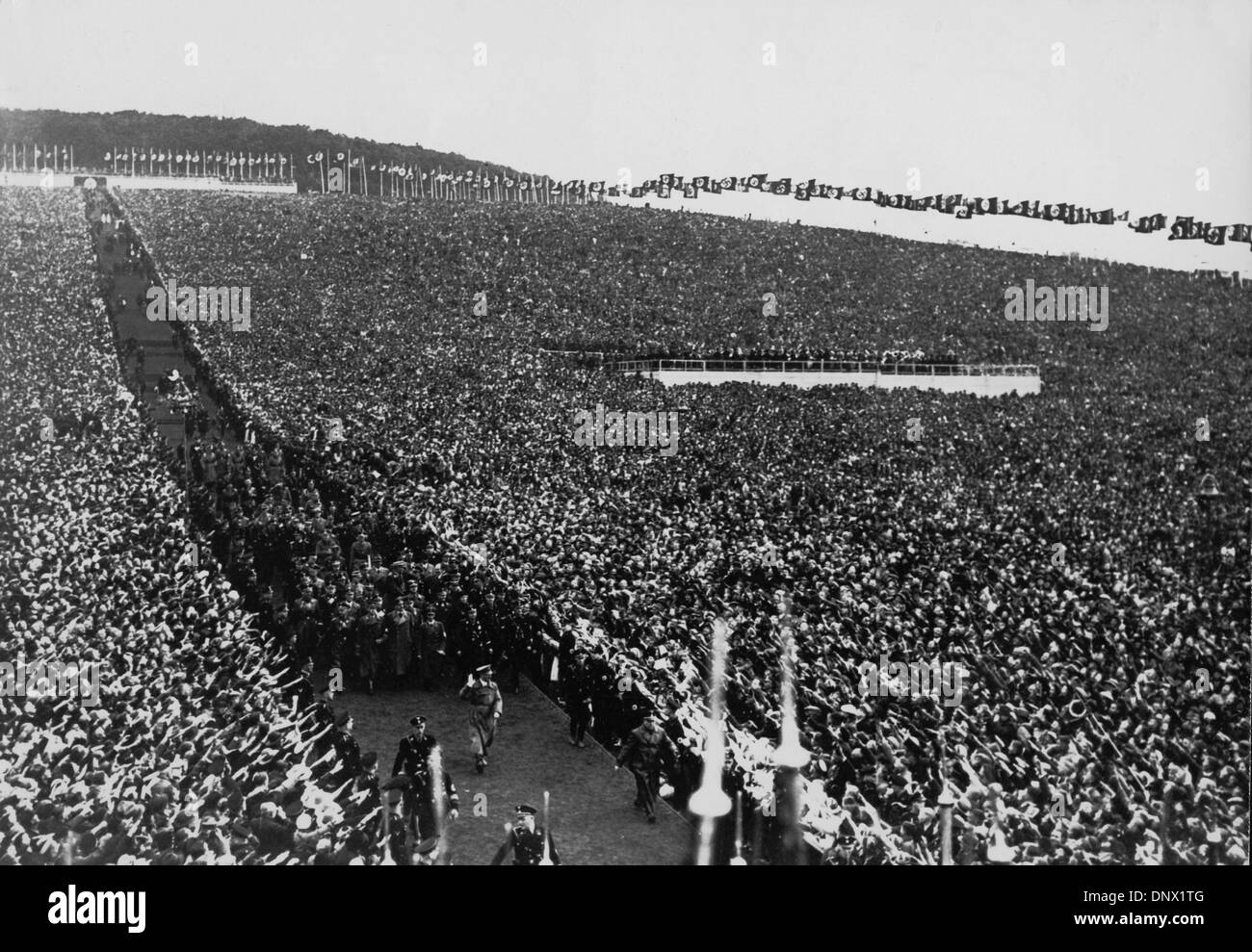 21. Oktober 1934 NSDAP - Buckeberg, Deutschland - hält ein Masse treffen in Buckeberg im Jahre 1934. Nazi-Funktionäre Fuß hinter ADOLF HITLER, der von einer Menge von Tausenden von Menschen begrüßte. (Kredit-Bild: © KEYSTONE Bilder USA/ZUMAPRESS.com) Stockfoto