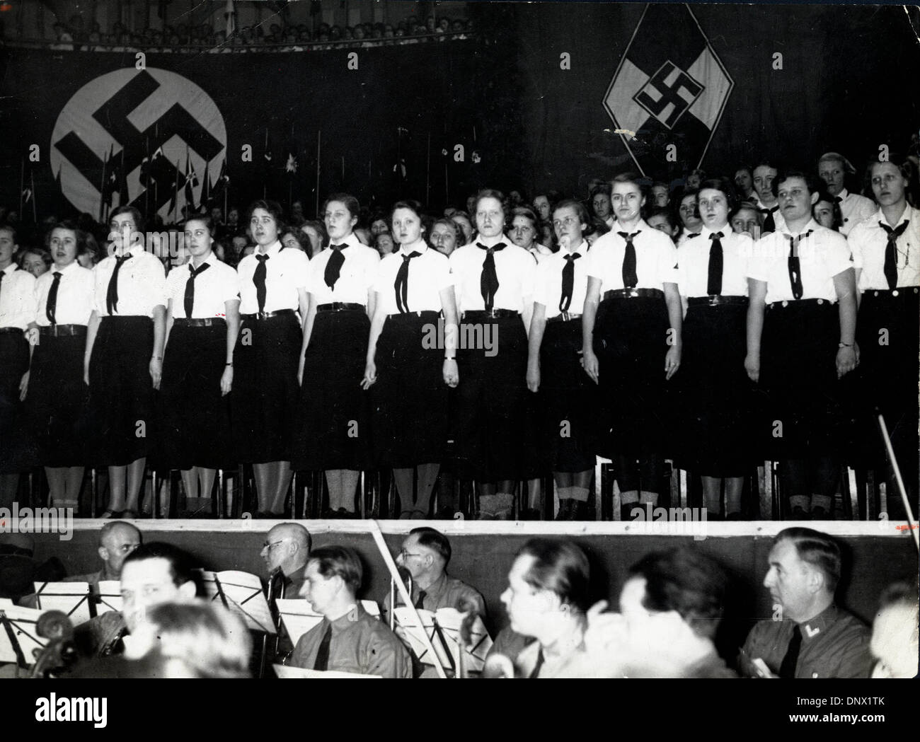 10. Februar 1935 - Berlin, Deutschland - Riesen Hitler Girls' Parade: am 10. Februar 1935 fand eine große Hitler-Mädchen-Parade im Berliner Sportpalast. (Kredit-Bild: © KEYSTONE Bilder USA/ZUMAPRESS.com) Stockfoto