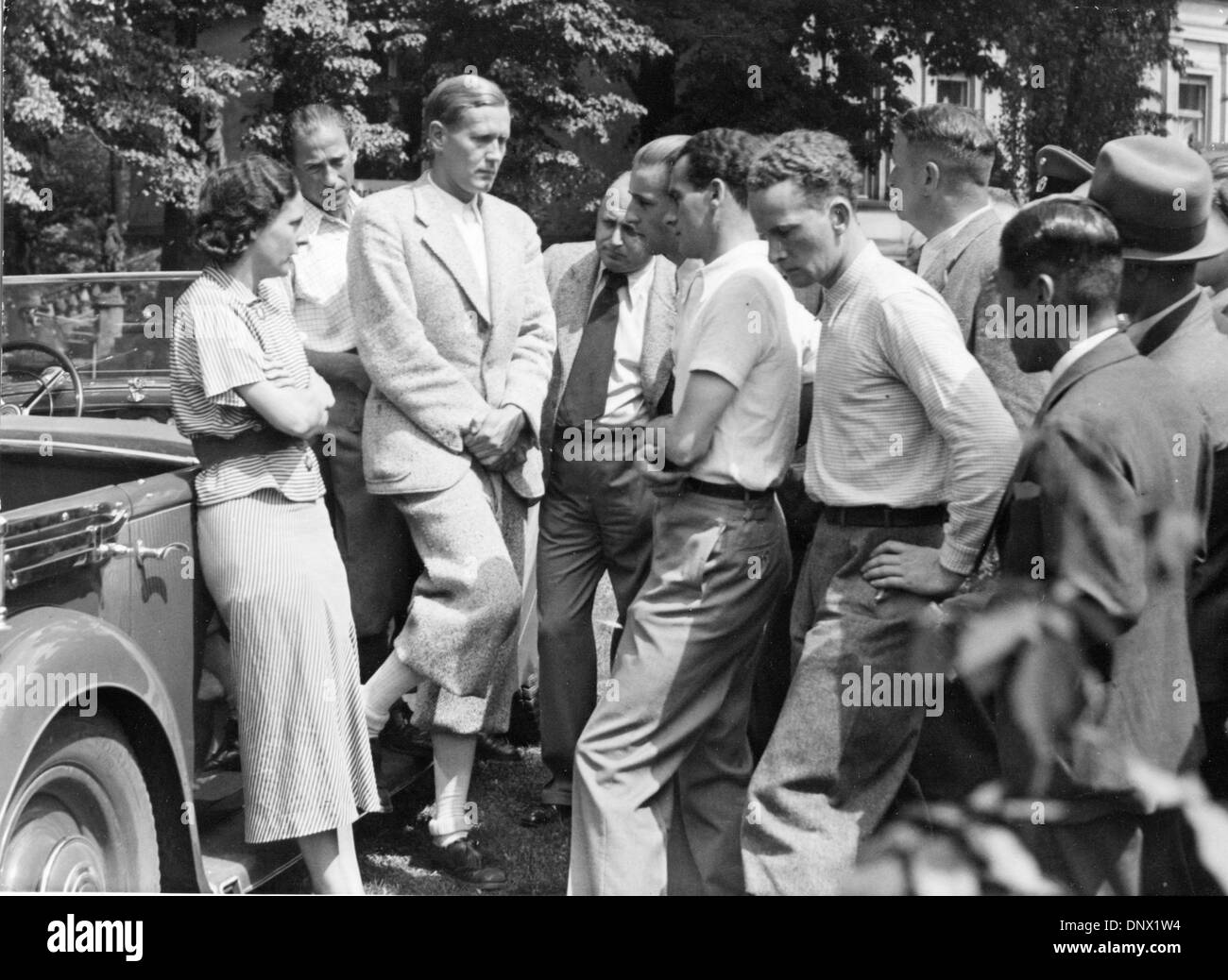 1. Juli 1936 - Berlin, im Bild Deutschland - umstrittene Filmemacherin LENI RIEFENSTAHL, die Nazi-Propagandafilm Triumph des Willens gemacht bei einem letzten Treffen mit ihrer Crew, direkt vor der Abreise nach Athen, "Olympia" zu schießen. Riefenstahl wurde ein Liebling des deutschen Diktators Adolf Hitler in den 1930er Jahren Filme für seine faschistische Regime zu machen. Riefenstahl ist bekannt im Film Geschichte f Stockfoto