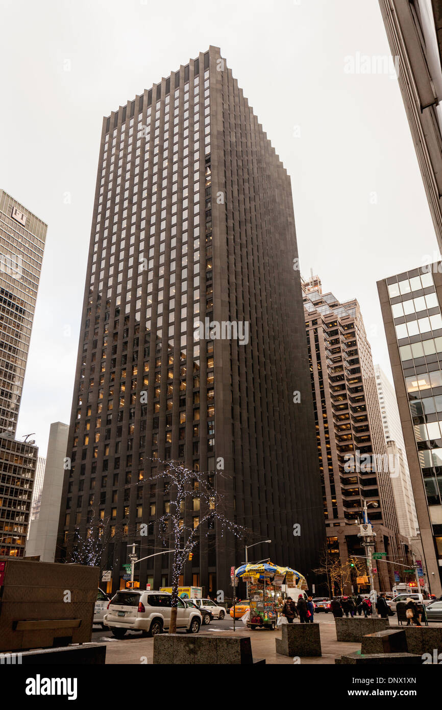 CBS Building, Saarinen, Roche und Dinkeloo, 1964, Granit und Glas, New York City. Stockfoto