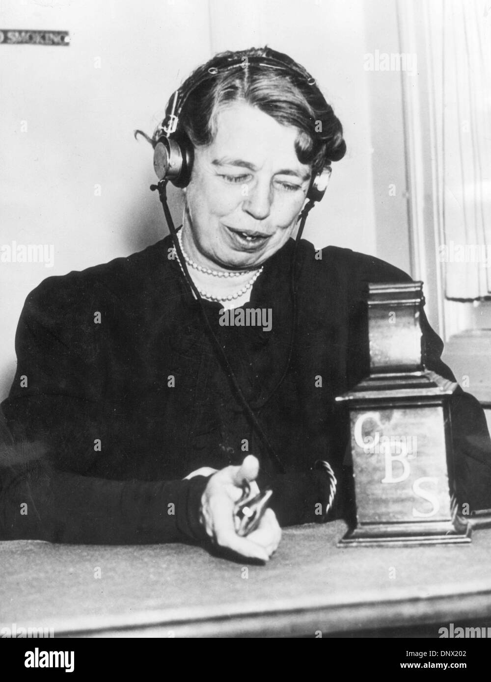 12. September 1937 - Washington D.C., USA - eine Suffragette, die gearbeitet, um den Status der arbeiten Frauen, einer der Mitbegründer des Freedom House und ein aktiver Unterstützer der Bildung der Vereinten Nationen zu erhöhen ging Eleanors politischen Bestrebungen weit über ihrem Ehemann Franklin als First Lady der Vereinigten Staaten zu unterstützen. IM BILD: ELEANOR ROOSEVELT Stockfoto