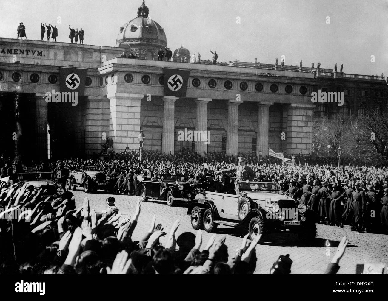 1. März 1938 - Wien, Österreich - NS-Führer ADOLF HITLER betreten den Platz der alten Hofburg in Wien bei dem Anschluss... .sterreichs unter Bezugnahme auf die Einbeziehung von "Großdeutschland" Österreichs 1938. (Kredit-Bild: © KEYSTONE Bilder USA/ZUMAPRESS.com) Stockfoto