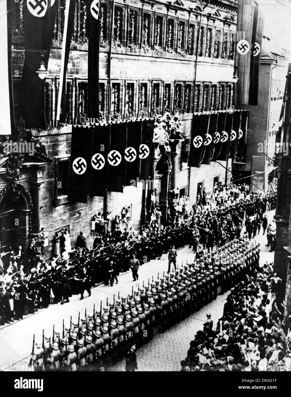 6. September 1938 - Nürnberg, Deutschland - Gesamtansicht im Vordergrund des Rathauses in Nürnberg, zeigt die Guard of Honour von Adolf Hitler bei der Eröffnung des Nazi-Kongresses kontrolliert. (Kredit-Bild: © KEYSTONE Bilder USA/ZUMAPRESS.com) Stockfoto