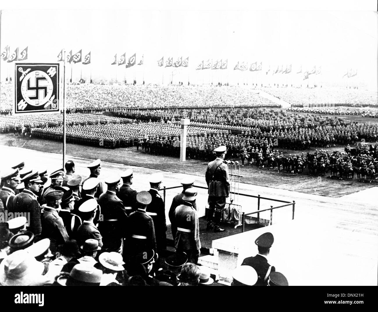 13. September 1938 - Munich, Bayern, Germany - Gesamtansicht der Nazi-Führer ADOLF HITLER an die Truppen auf dem Zeppelinfeld in München. (Kredit-Bild: © KEYSTONE Bilder USA/ZUMAPRESS.com) Stockfoto