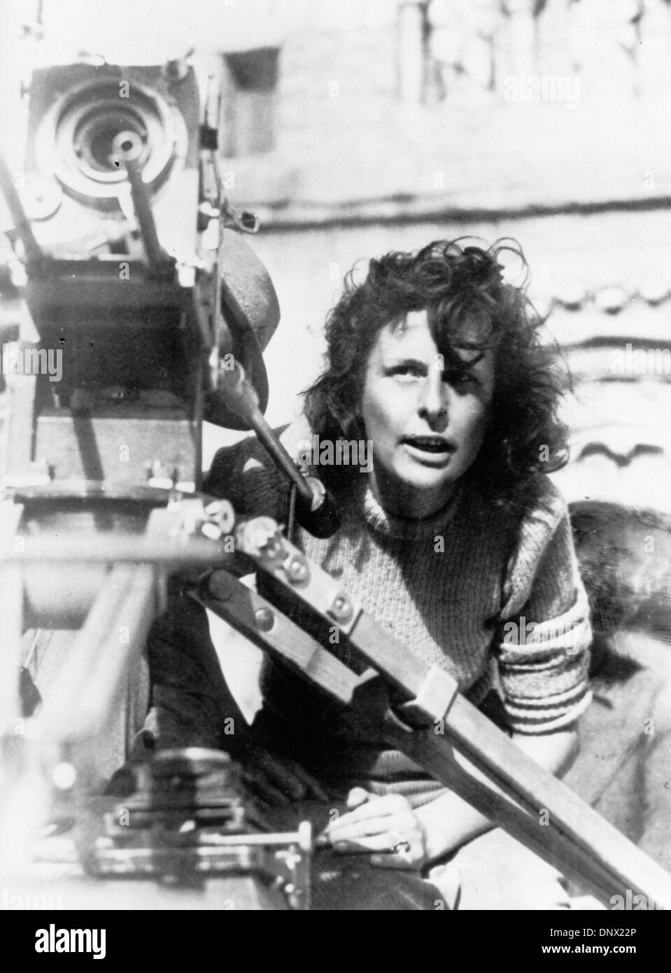 1. Januar 1940 abgebildet - München, Deutschland - umstrittene Filmemacherin LENI RIEFENSTAHL, die Nazi-Propagandafilm Triumph des Willens gemacht während der Dreharbeiten von "Tiefland" (Tiefland). Riefenstahl wurde ein Liebling des deutschen Diktators Adolf Hitler in den 1930er Jahren Filme für seine faschistische Regime zu machen. Riefenstahl ist für die Entwicklung von neuen Ästhetik im Film, vor allem in der Filmgeschichte bekannt Stockfoto