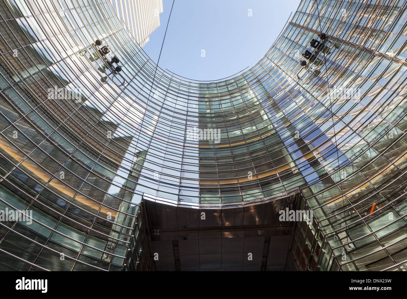 Bloomberg Tower, hat gebogene siebenstöckigen Atrium und offene Plaza César Pelli architects, New York City, 2005. Stockfoto