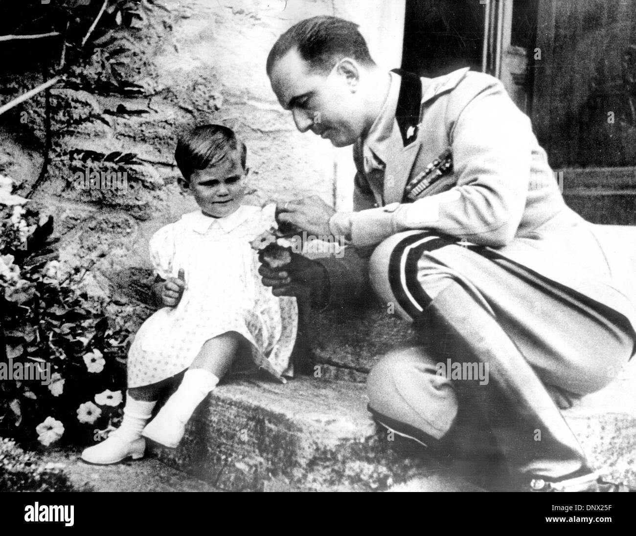 17. Mai 1945 - Rom, Italien - UMBERTO II. in Uniform mit seiner ältesten Tochter Maria Pia. Gelegentlich spaeter als Humbert II, (15. September 1904, Racconigi, Provinz Cuneo - 18. März 1983, Genf, Schweiz), der letzte König von Italien, den Spitznamen des Königs Mai (Italienisch: Re di Maggio), wurde der Prinz von Piemont geboren. Er war das dritte Kind von König Victor Emmanuel III von Italien Stockfoto
