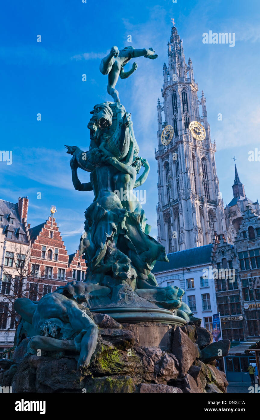 Brabo-Brunnen und Kathedrale Spire Grote Markt Antwerpen-Belgien Stockfoto