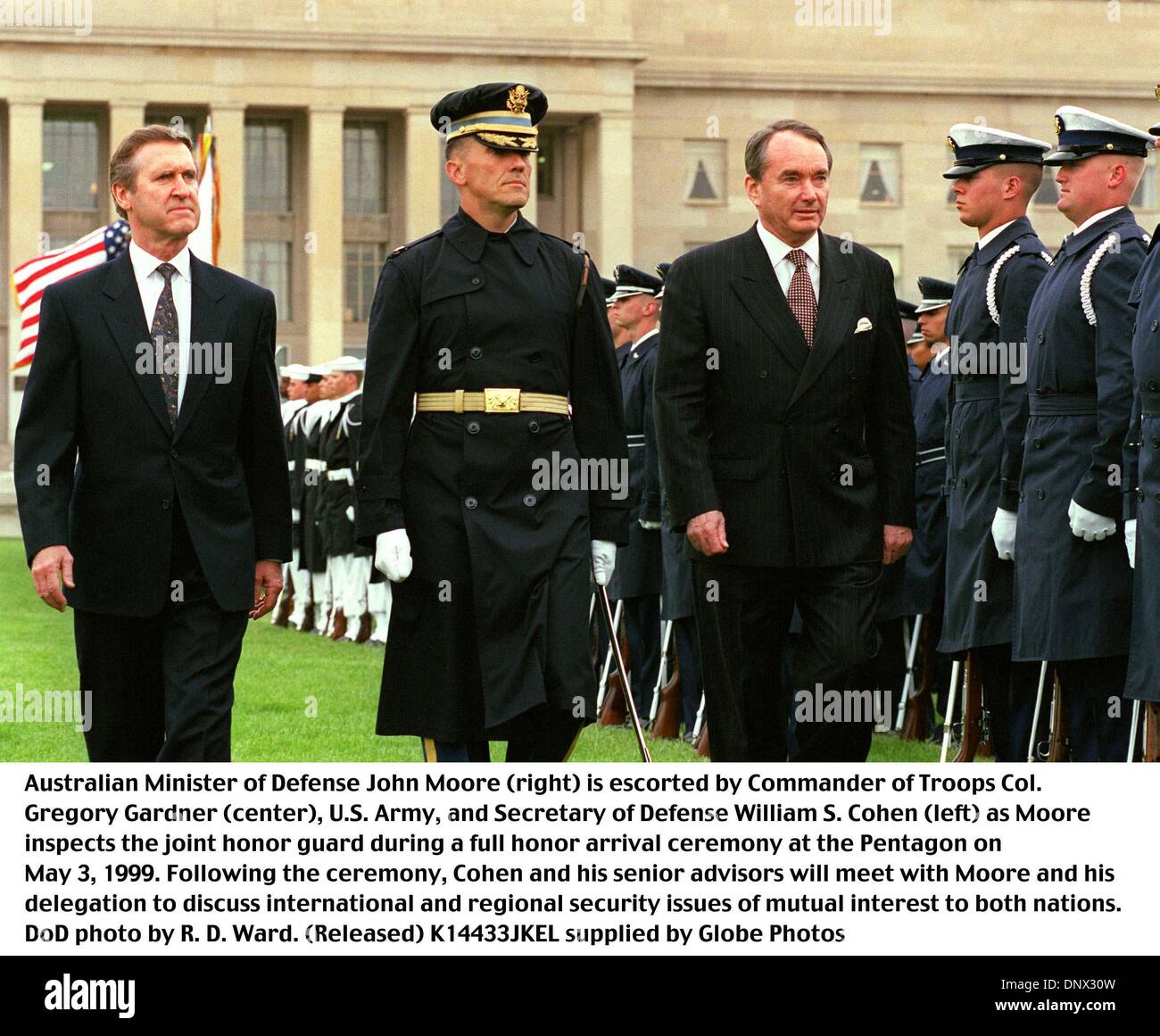 3. Mai 1999 - K14433JKEL 05/03/99.990503-D-9880W-053... Australischer Minister für Verteidigung John Moore (rechts) ist von Kommandant der Truppen Oberst Gregory Gardner (Mitte), US Army und US-Verteidigungsminister William S. Cohen (links) begleitet, wie Moore die gemeinsamen Ehrengarde während einer vollen Ehren Ankunft Zeremonie im Pentagon 3. Mai 1999 inspiziert.  Nach der Zeremonie, Cohen und seine Stockfoto