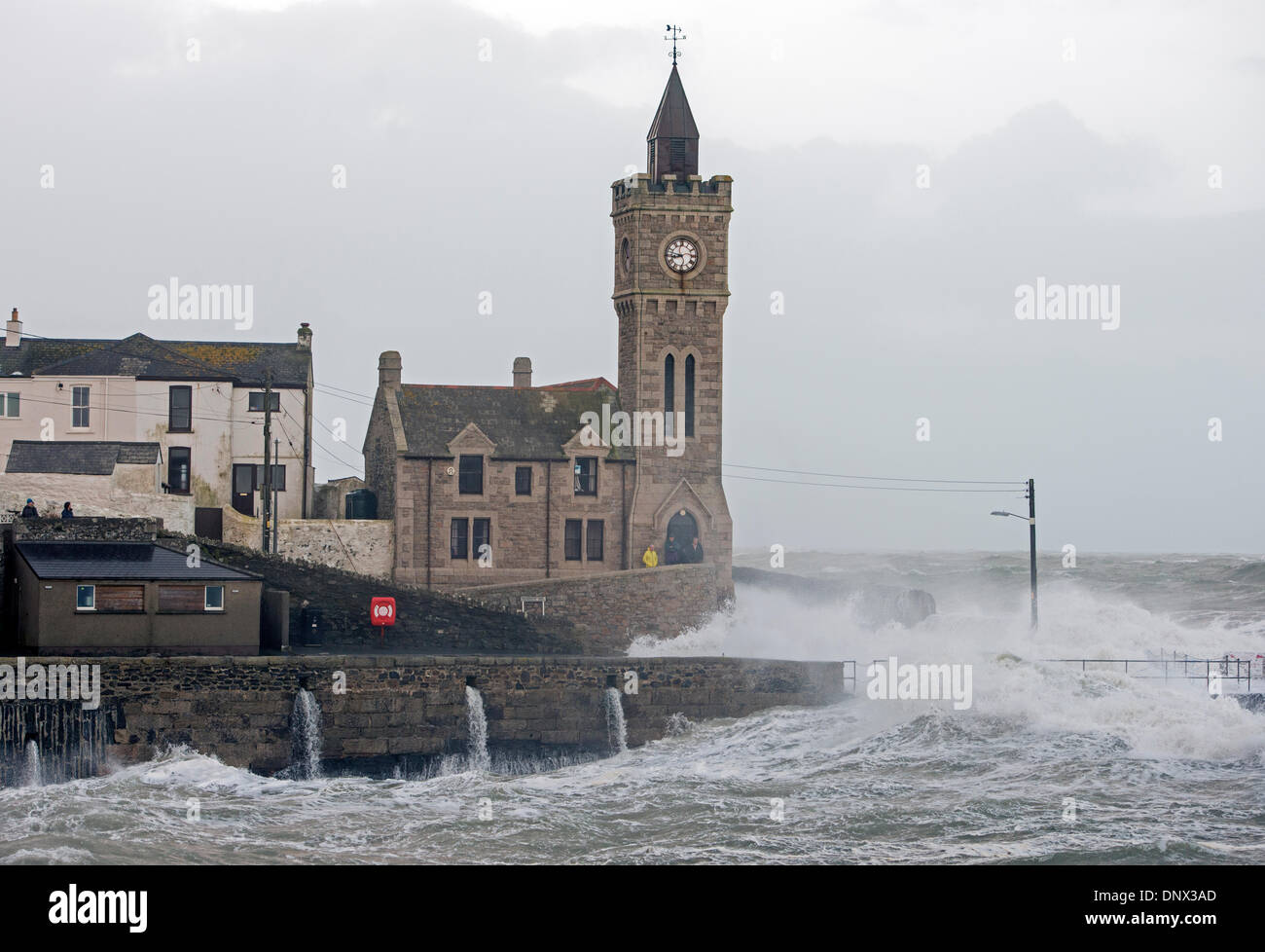 Riesige Wellen und Seegang erzeugt durch Sturm Herkules, smash in Porthleven Hafen, Bob Sharples/Alamy Stockfoto