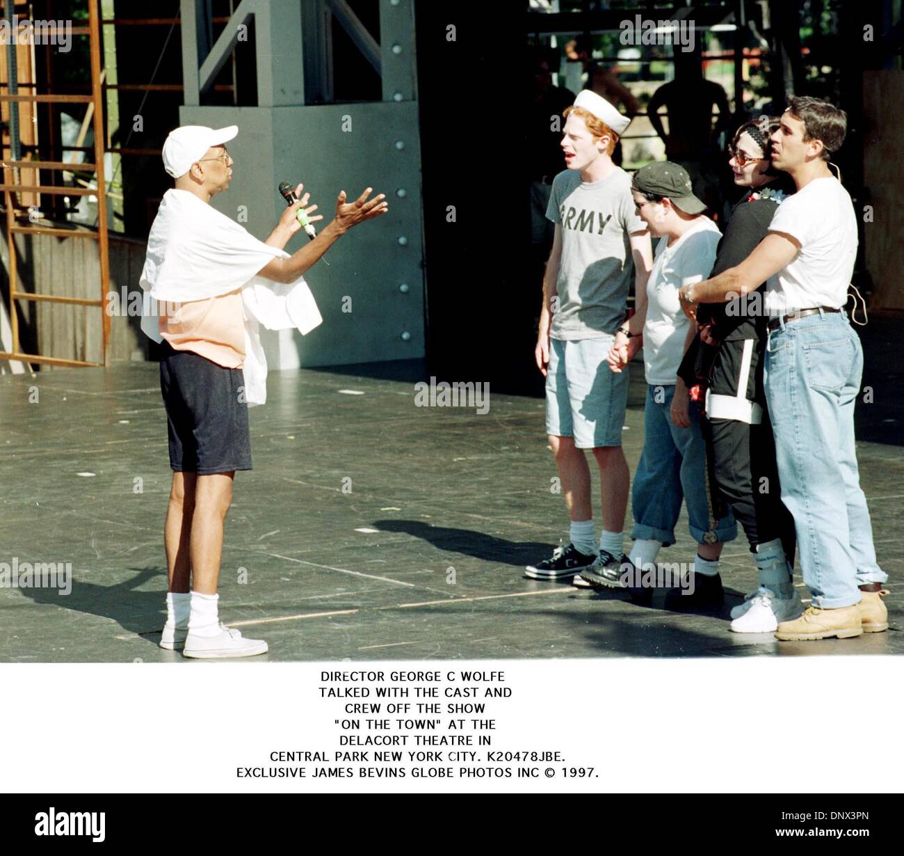 12. Juni 2001 - sprach Direktor GEORGE C WOLFE mit CAST und CREW die Show '' in der Stadt '' im DELACORT THEATRE im CENTRAL PARK in NEW YORK CITY. K20478JBE... EXKLUSIVE JAMES BEVINS 1997. (Kredit-Bild: © Globe Photos/ZUMAPRESS.com) Stockfoto